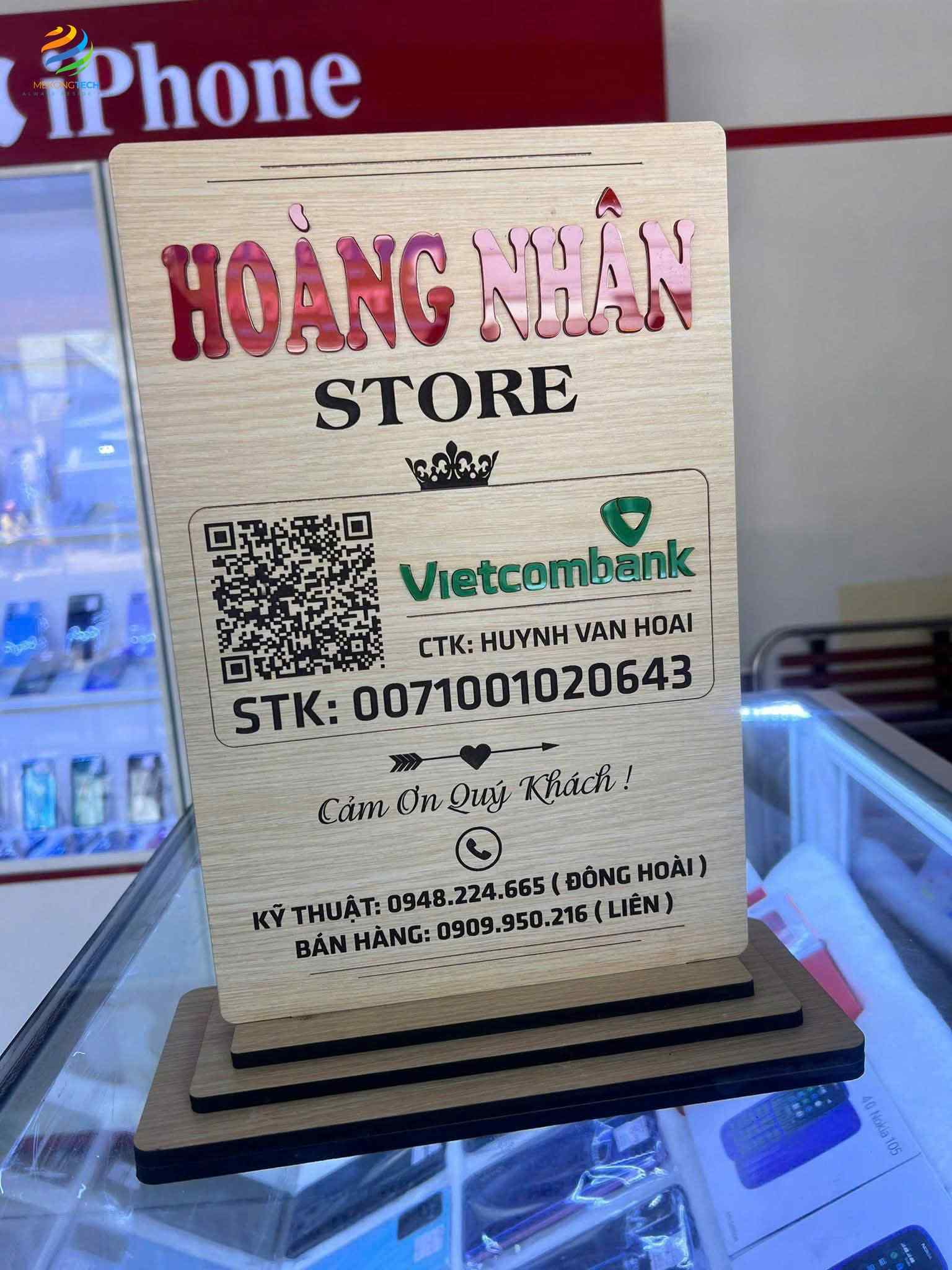 Bảng mã thanh toán quét Qr bằng gỗ khắc laser được đặt tại các cửa hàng giúp khách hàng thanh toán được nhanh chóng và thuận tiện